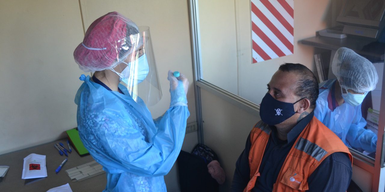 Realizando PCR a Trabajadores Realizando PCR a Trabajadores