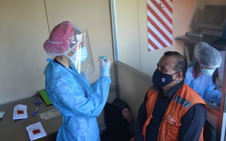 Realizando PCR a Trabajadores